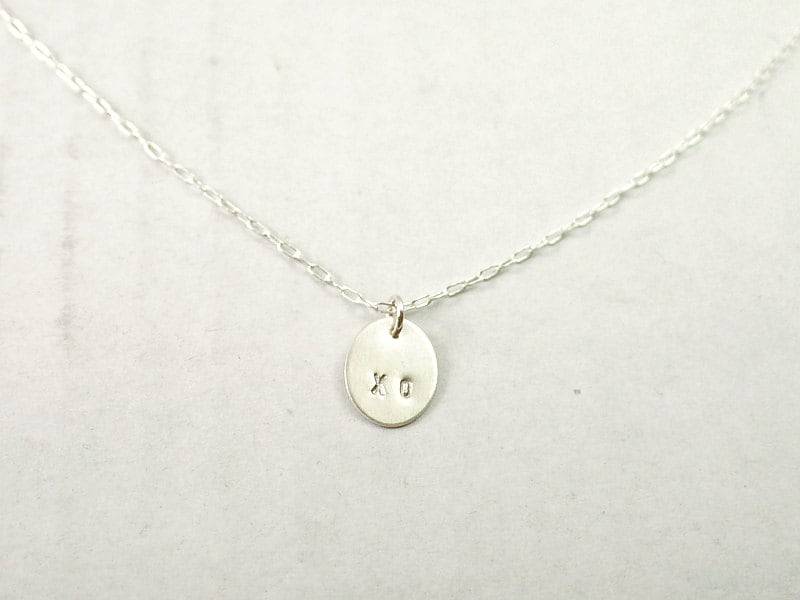Silberne Initialkette - Ovaler Scheibenanhänger Xo Brautjungfer Halskette Illusye von illusy