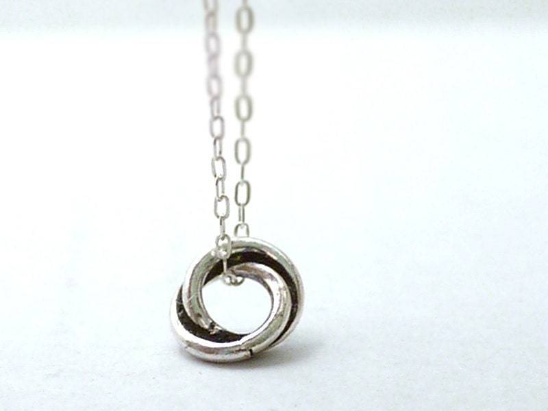 Winzige Kreis Halskette - Ewige Einheit Charm An Sterling Silber Kette Zierlicher Moderner Schmuck von illusy