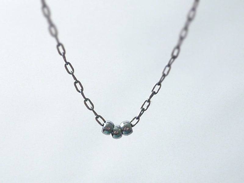 Winzige Schwarze Halskette - Schlichte Gunmetal Collier Schlichter, Moderner Schmuck Winzige Schwarze Halskette - Schlichte Gunmetal Collier Schlichter, Moderner Schmuck von illusy