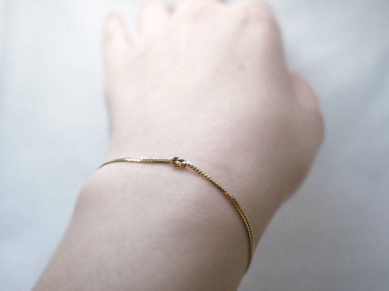 Winziges Knoten Armband - Gold Geknüpftes Gliederarmband Minimalist Modern Illusy Winziges Knoten Armband - Gold Geknüpftes Gliederarmband Minimalist Modern Illusy von illusy