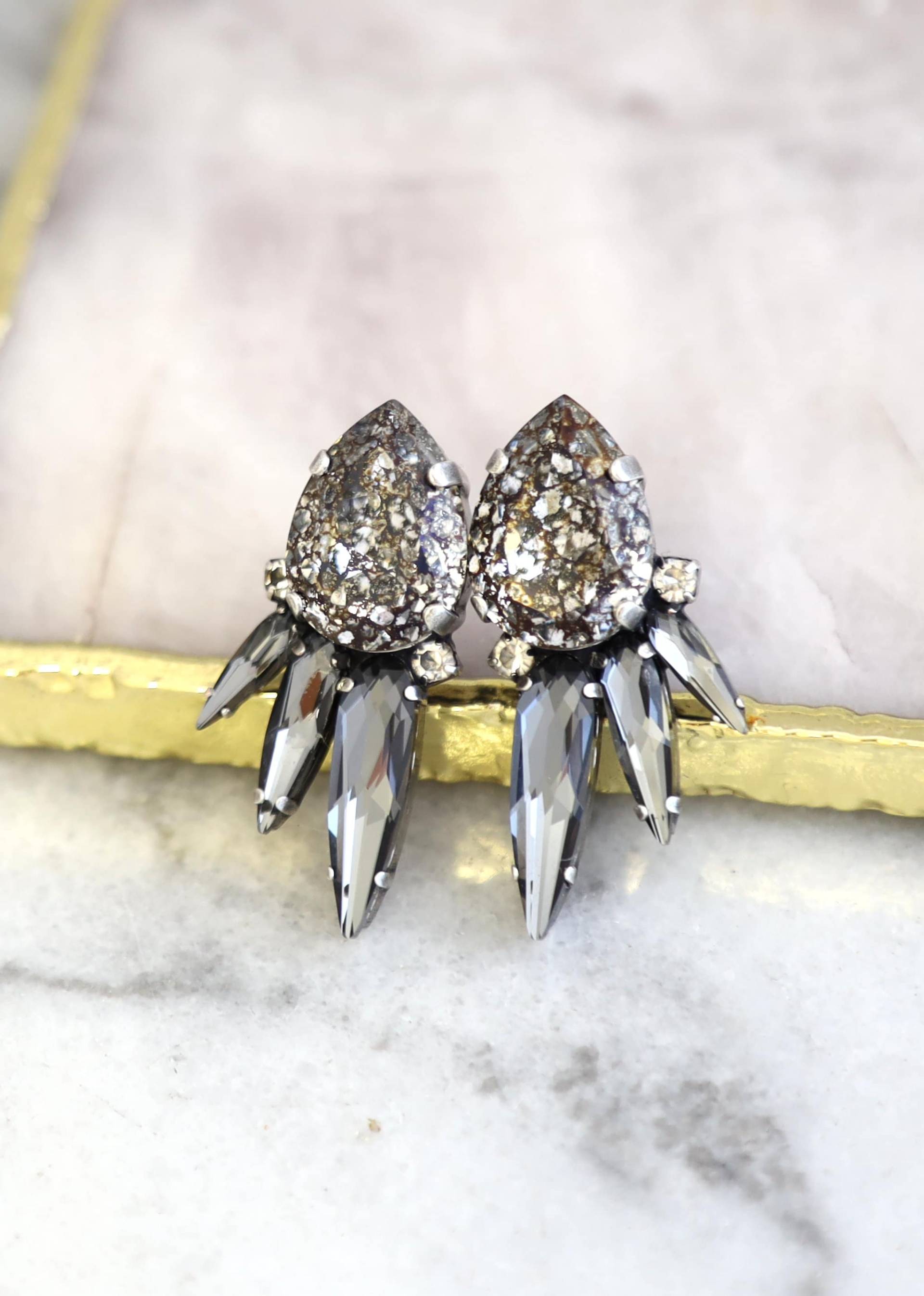 Graue Kristall Ohrringe, Statement Trauzeugin Geschenk Für Sie, Dunkelgrau Ohrstecker von iloniti