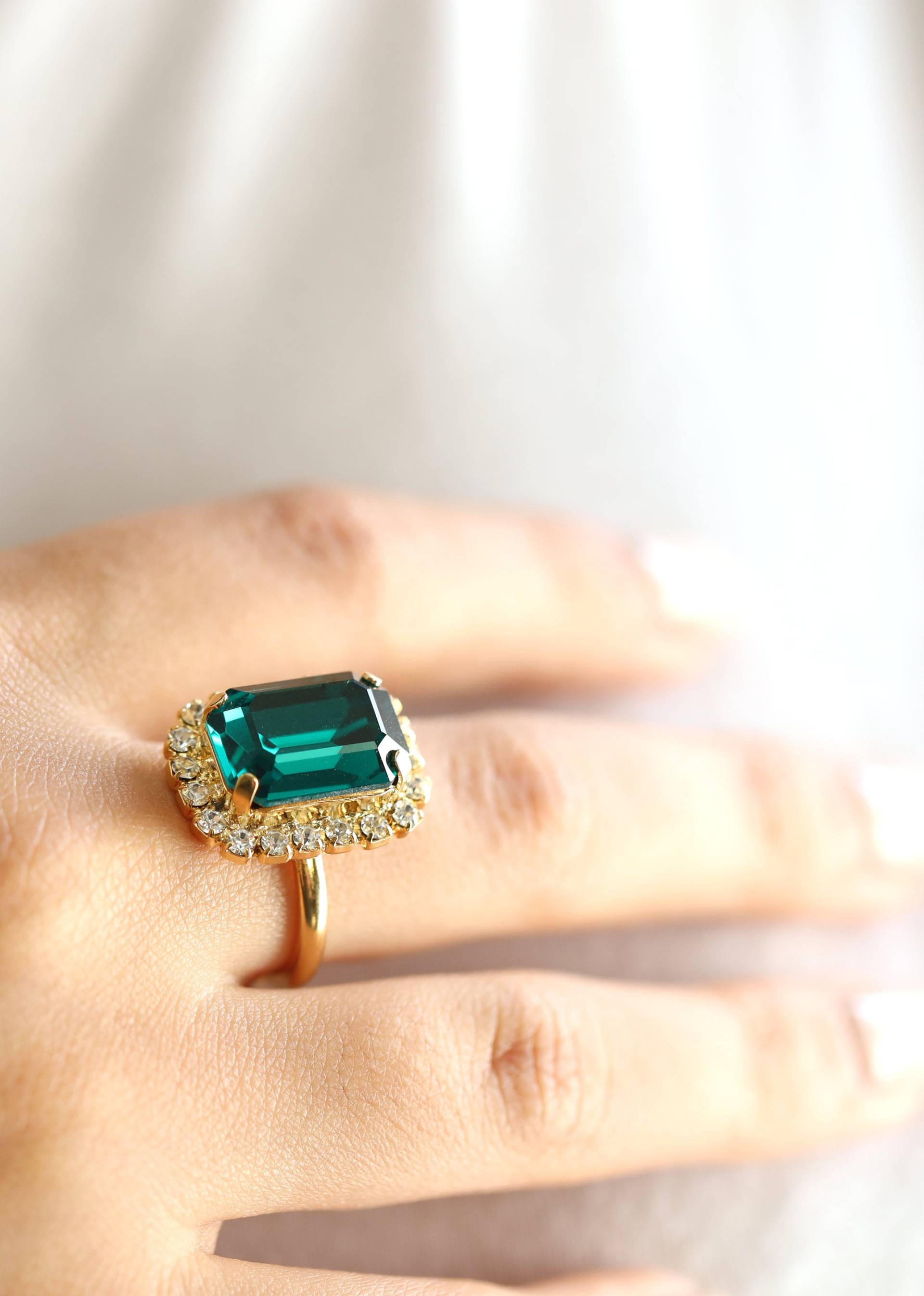 Smaragd Ring, Kristall Cocktailring, Statement Gold Verstellbarer Goldring von iloniti