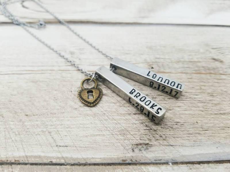 Personalisierte Vertikale Bar Halskette, 4 Seitig Silber Bar, Name & Geburtsdatum Geschenk Für Neue Mutter, Maßgeschneiderte Mutter Schmuck von ilove2stamp