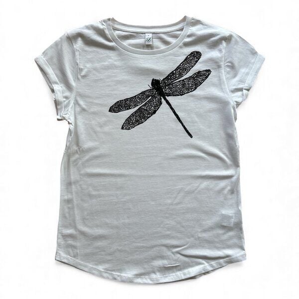 ilovemixtapes Damen Bio T-Shirt „Libelle“ – handgezeichnet & handbedruckt | Weiß | fair, vegan & nachhaltig von ilovemixtapes