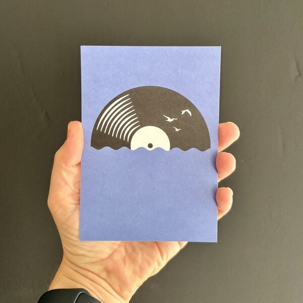 ilovemixtapes Postkarte "Vinyl Sea" – Schallplatten-Illustration für Musikliebhaber von ilovemixtapes