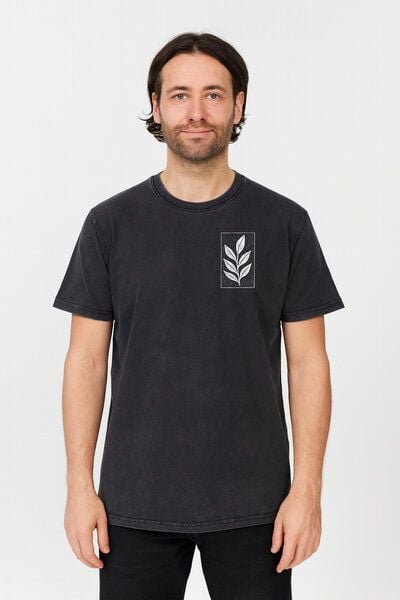 ilovemixtapes Unisex T-Shirt „Der Zweig“ – Bio-Baumwolle, Stone Washed Sage Green, Denim Blue & Black, Fair Wear von ilovemixtapes