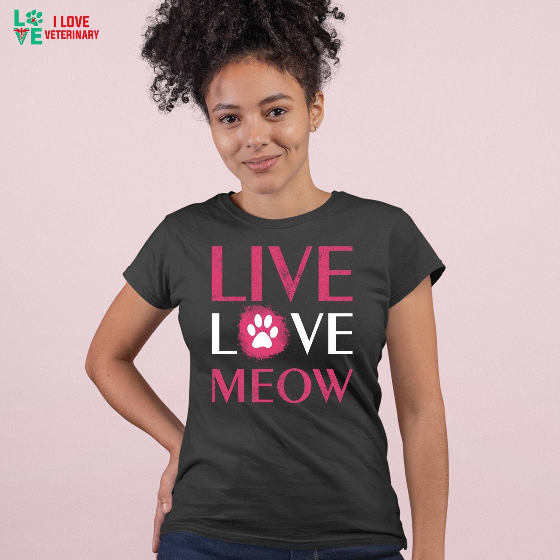 Katze Lady Geschenk - Leben, Liebe, Meow Frau, Unisex T-Shirt, V-Ausschnitt, Katze-Liebhaber-Geschenk, Für Katzenbesitzer, Vorhanden Katze Lady Geschenk - Leben, Liebe, Meow Frau, Unisex T-Shirt, V-Ausschnitt, Katze-Liebhaber-Geschenk, Für Katzenbesitzer, Vorhanden von iloveveterinarystore