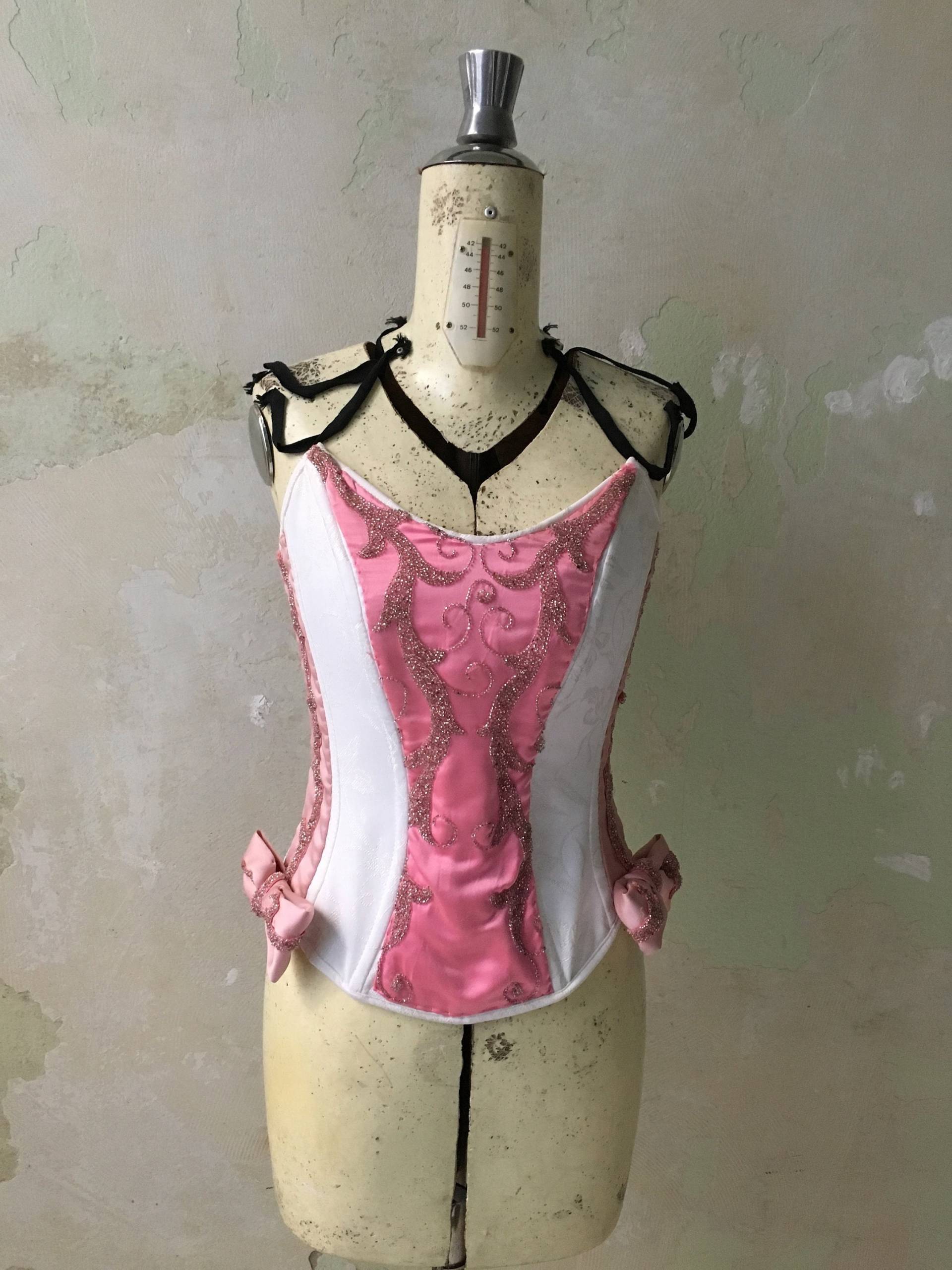 Vintage Anni 50/60 Corpetto Bianco Con Inserti Raso Rosa E Ricami, Kostümfilm Vintage Anni 50/60 Corpetto Bianco Con Inserti Raso Rosa E Ricami, Kostümfilm von ilposto