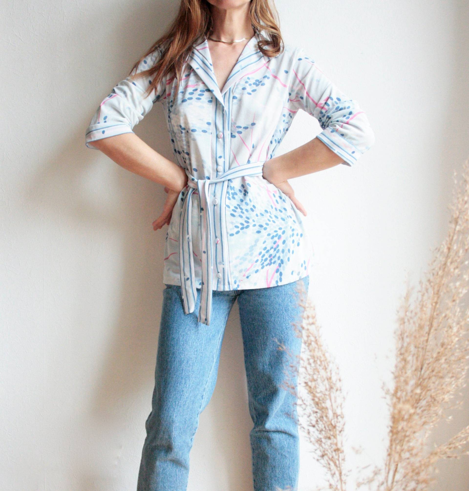 Vintage Bluse, 70S, Retro-Muster, Made in Italy, Wickeltop, Oberteil Zum Binden, V-Ausschnitt, Boho, Sommer, Pastellfarben, Sustainable Vintage Bluse, 70S, Retro-Muster, Made in Italy, Wickeltop, Oberteil Zum Binden, V-Ausschnitt, Boho, Sommer, Pastellfarben, Sustainable von ilwi