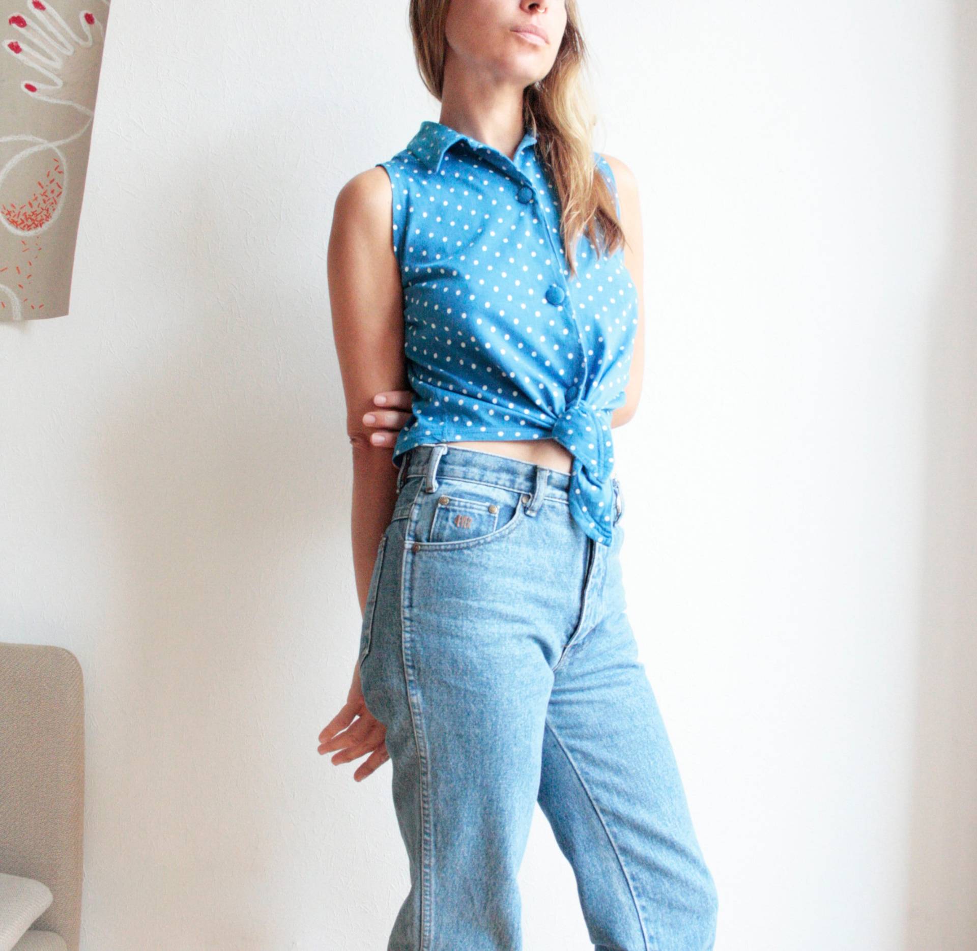 Vintage Shirt, 80S, Tie Up Blouse, Blau Weiß, Gepunktet, Polo T-Shirt, Kurzarm, Sustainable Cloth Vintage Shirt, 80S, Tie Up Blouse, Blau Weiß, Gepunktet, Polo T-Shirt, Kurzarm, Sustainable Cloth von ilwi