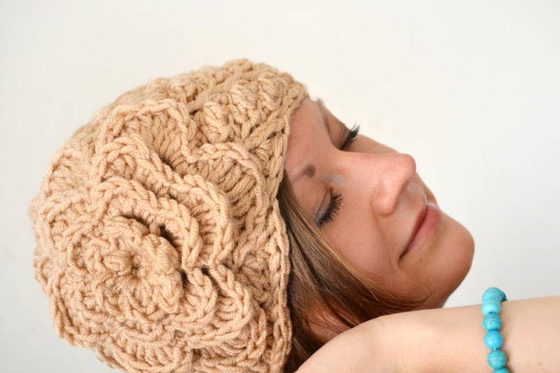 Gehäkelte Strickmütze Mit Grosser Blume Beanie Aus Wollmischung Creme-Beige von ilzeBoutique
