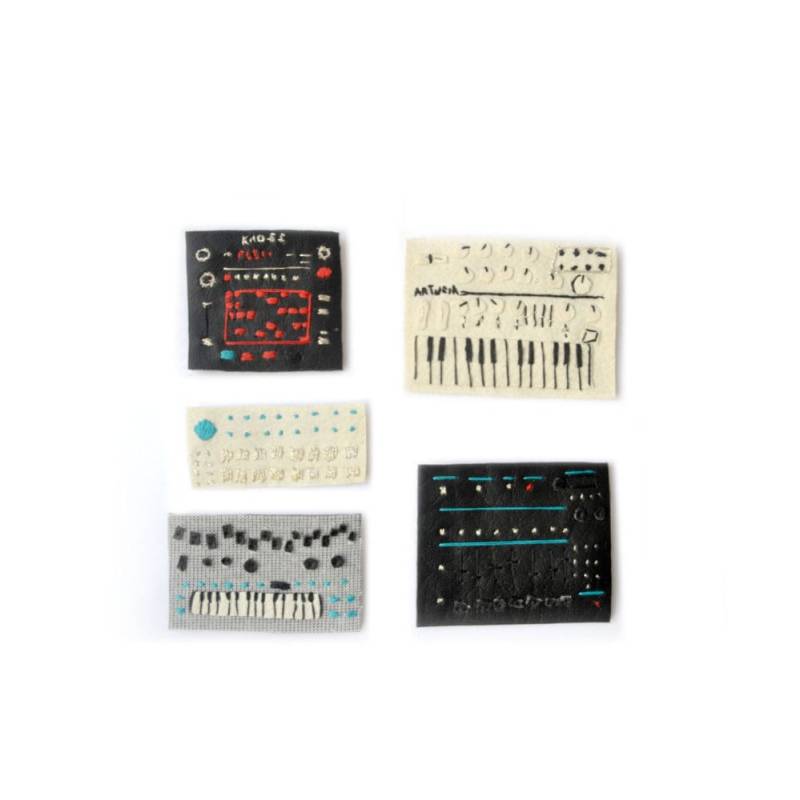 Handgemachte Synth Brosche Korg, Arturia, Roland Pinback Pins Handbestickt Handgemachte Synth Brosche Korg, Arturia, Roland Pinback Pins Handbestickt von imaginecian