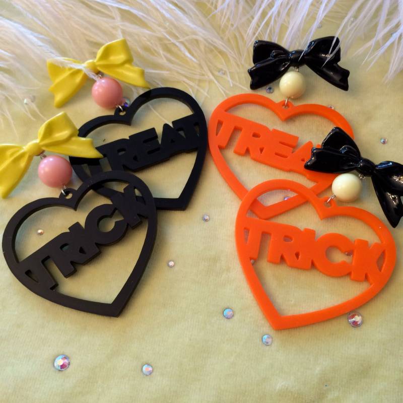 Trick Und Treat Acryl Herz Ohrringe in Orange Oder Schwarz von imyourpresent