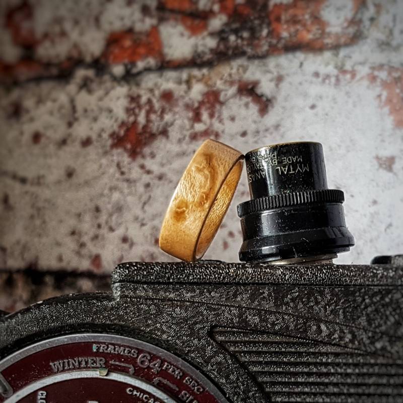 Handgemachter Trauring Aus Vogelaugenahorn Nachhaltiger Holzring von inGrainedRings