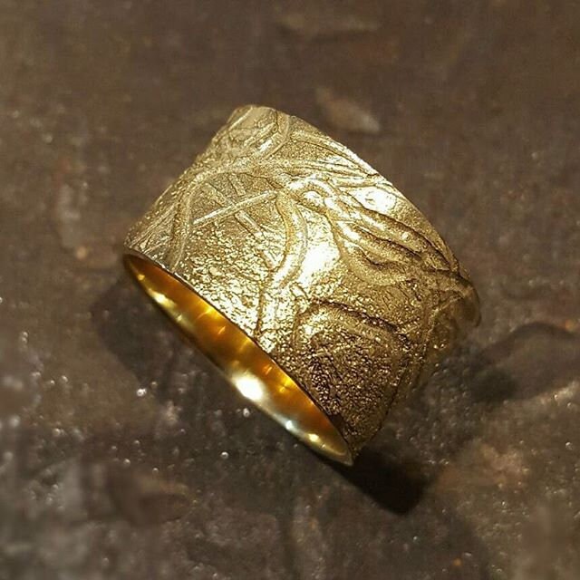 Frauen Ehering, 14K Gold Breites Band, Ring Mit Gravur, Strukturiertes Rustikaler Ring, Moderner Ehering von inbarfinejewelry