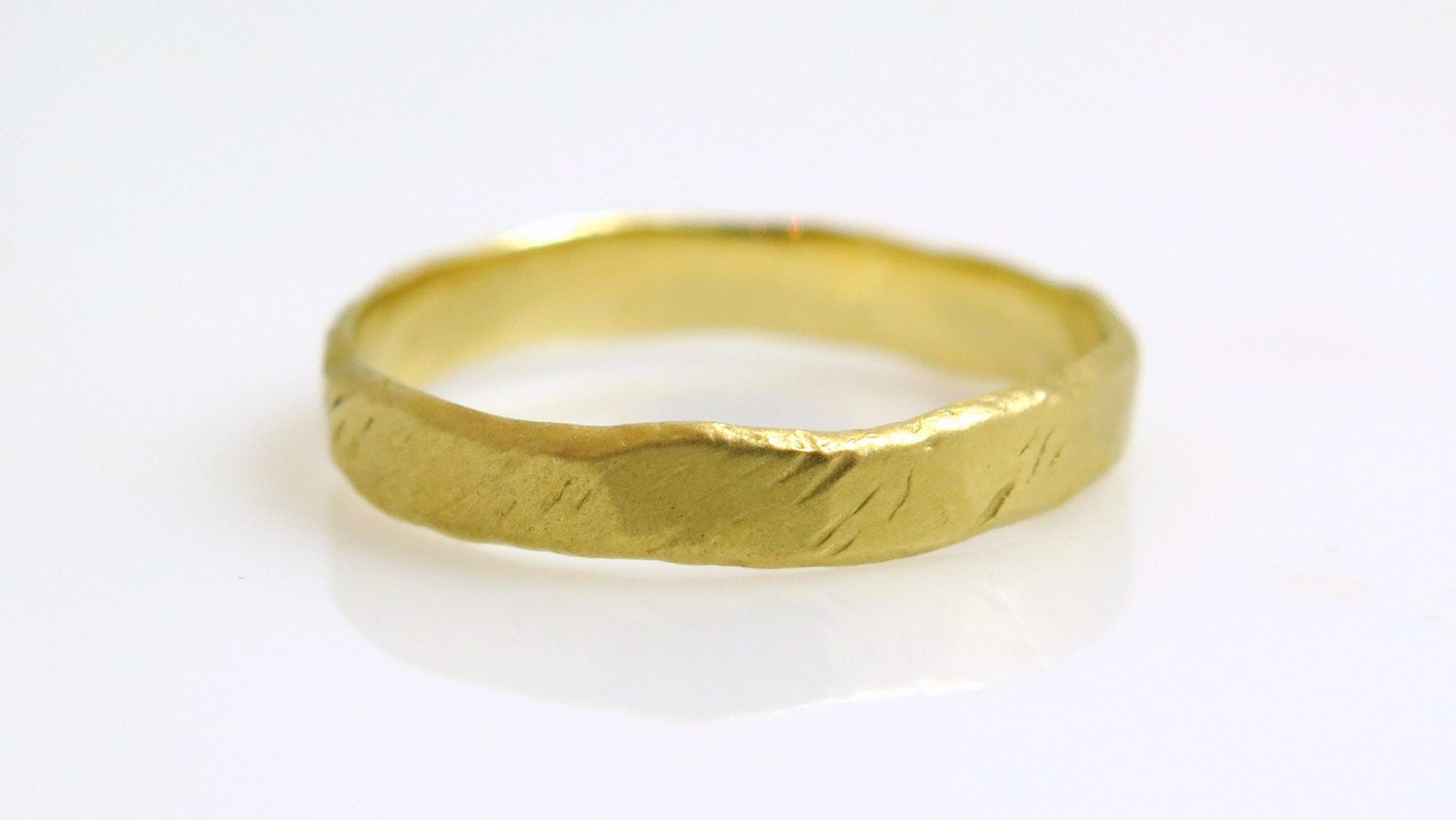 Rustikaler Ehering, 14K Gehämmert Hochzeitsring Männer, Einzigartiger Stapel Goldring von inbarfinejewelry