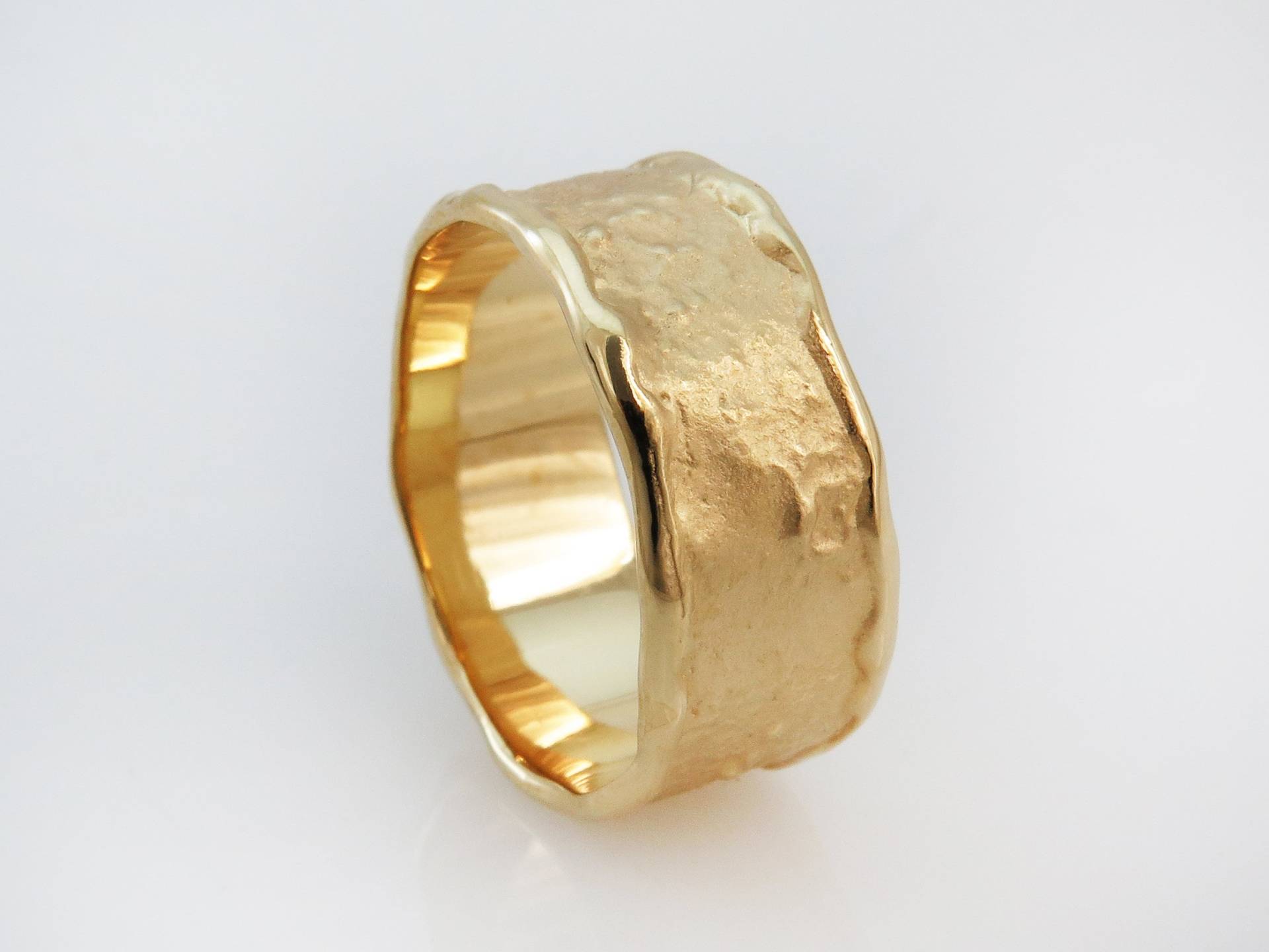 Wedding Bands Frauen, Breiter Ehering, Gehämmerter Strukturierter Zigarrenring, 14K 18K Ehering von inbarfinejewelry