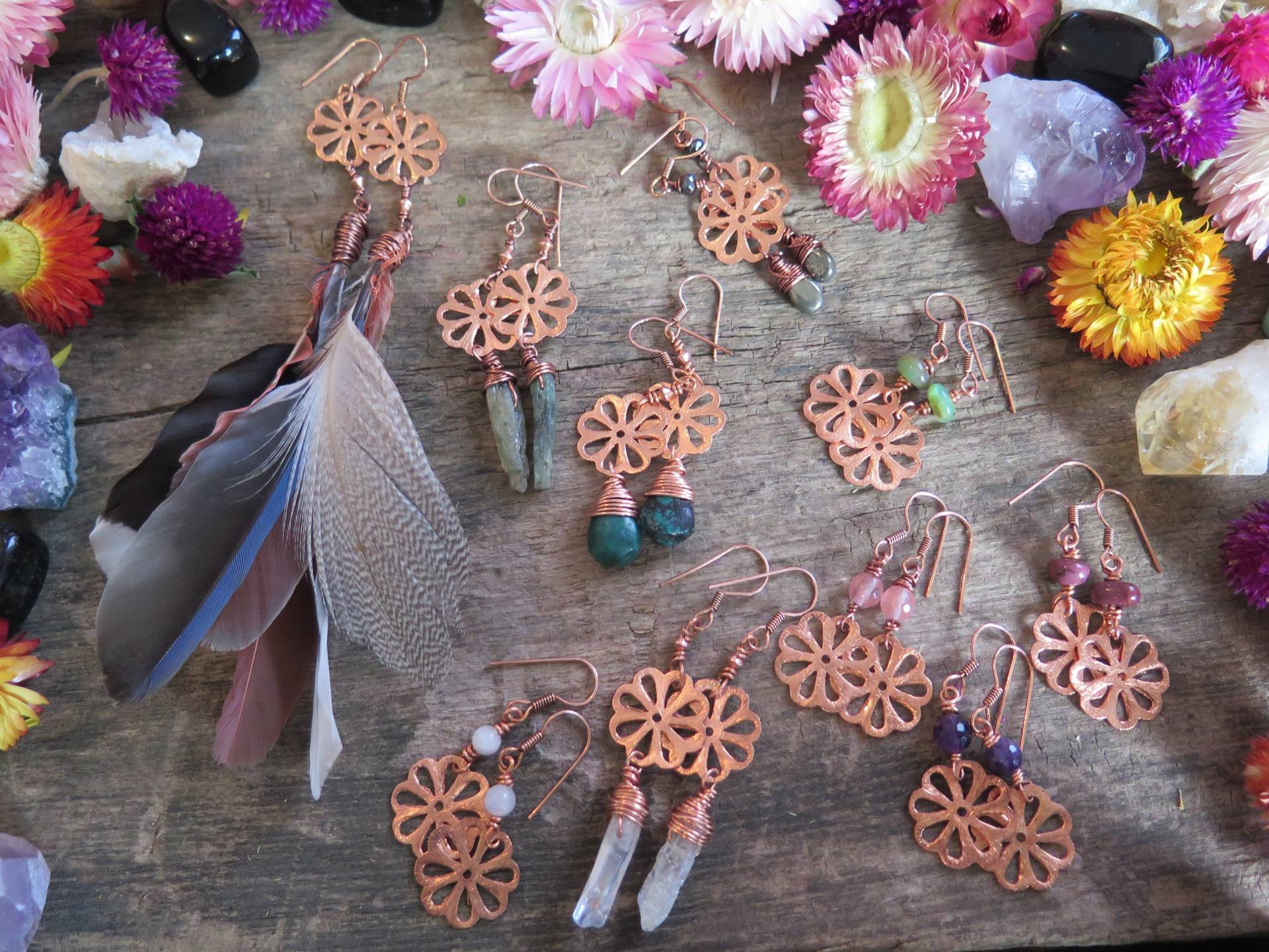 Kupfer Blume Ohrringe - Edelstein Feder Einzelstück Anhänger Hippy Boho Schmuck Aura Quarz Kirsche Kristall Kupfer Blume Ohrringe - Edelstein Feder Einzelstück Anhänger Hippy Boho Schmuck Aura Quarz Kirsche Kristall von inbloomdesigns