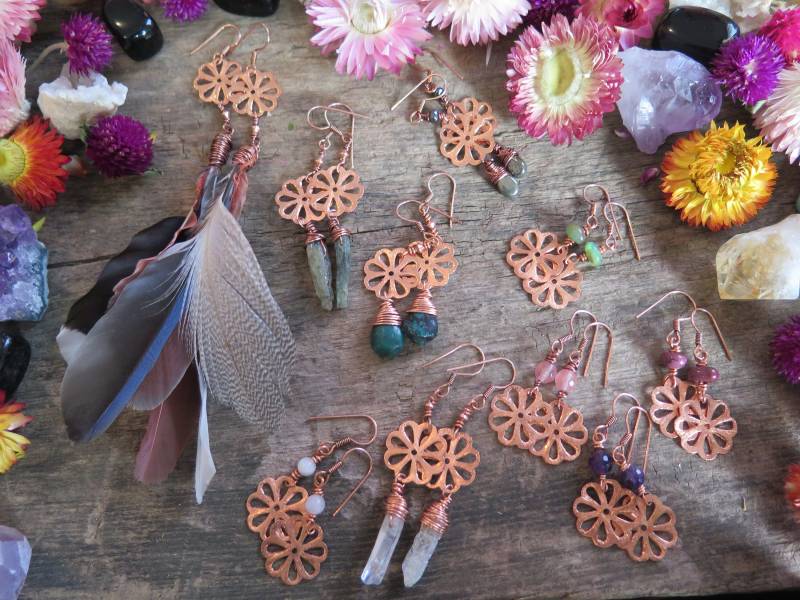 Kupfer Blume Ohrringe - Edelstein Feder Einzelstück Anhänger Hippy Boho Schmuck Aura Quarz Kirsche Kristall Kupfer Blume Ohrringe - Edelstein Feder Einzelstück Anhänger Hippy Boho Schmuck Aura Quarz Kirsche Kristall von inbloomdesigns