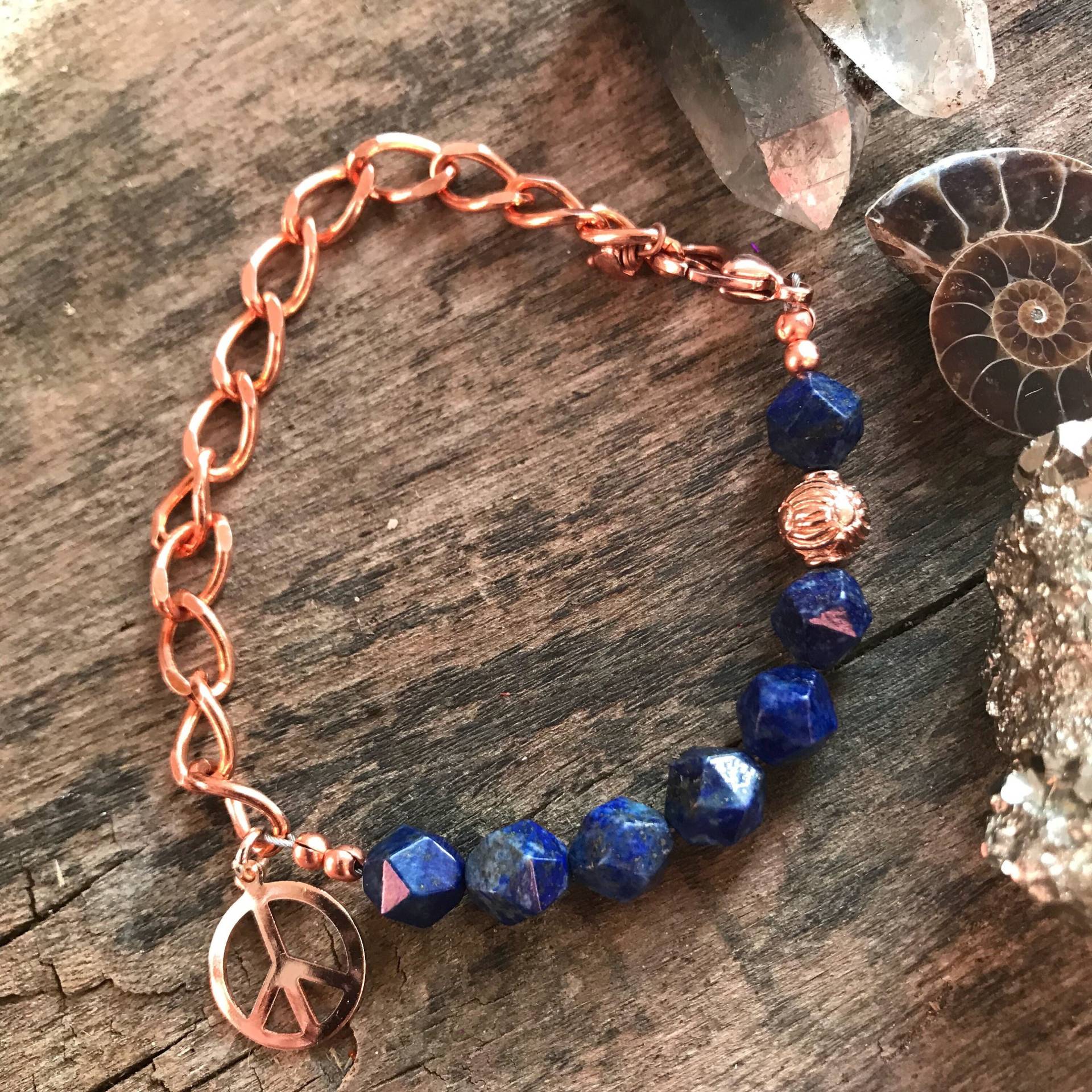 Sale - Edelstein Peace Zeichen Armband Lapis Lazuli & Kupfer Grobe Kette Facettiert Geometrisch Midnight Blue Boho Witchy Schmuck Sale - Edelstein Peace Zeichen Armband Lapis Lazuli & Kupfer Grobe Kette Facettiert Geometrisch Midnight Blue Boho Witchy Schmuck von inbloomdesigns
