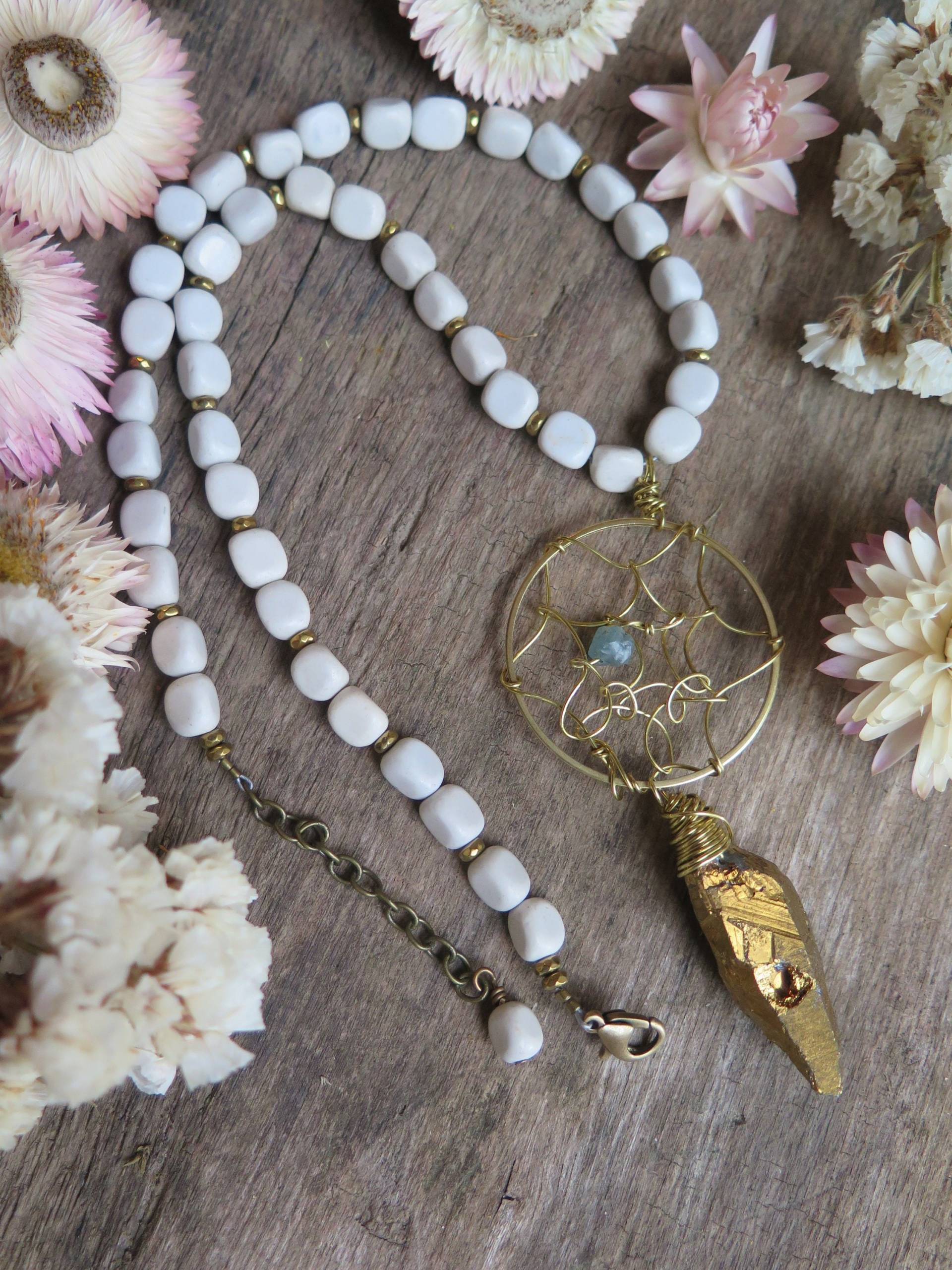 Traumfänger Inspirierte Halskette - Weiß Und Gold Stein Mit Einem Rohen Blauen Appatite Pop Kurze Messingkette Jade Traum Traumfänger Inspirierte Halskette - Weiß Und Gold Stein Mit Einem Rohen Blauen Appatite Pop Kurze Messingkette Jade Traum von inbloomdesigns