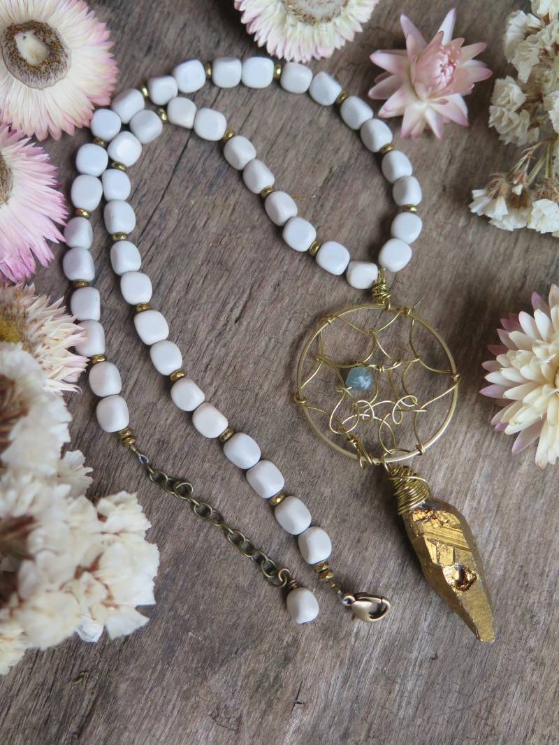 Traumfänger Inspirierte Halskette - Weiß Und Gold Stein Mit Einem Rohen Blauen Appatite Pop Kurze Messingkette Jade Traum von inbloomdesigns