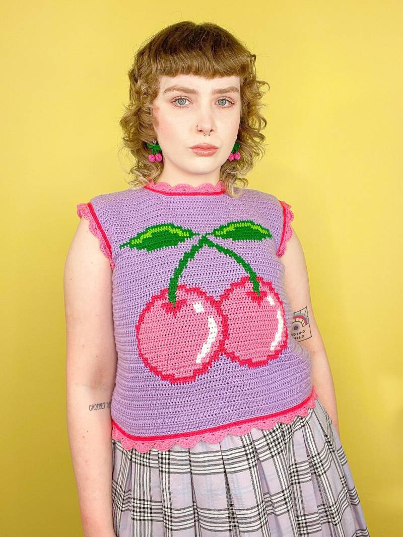 Häkeltop, Handgemachte Kirschweste, Lila Größe 36, Weste, Moderne Gobelin Häkelarbeit, Y2K Kidcore, Cherry Top, Fashion von ShopIndieChild