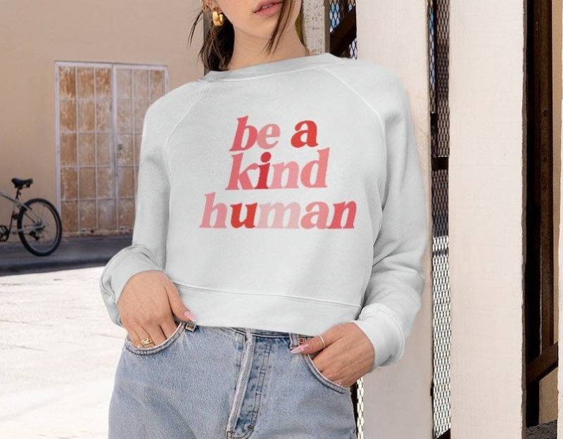 Be A Kind Human Damen Cropped Fleece Pullover Crewneck Langarm Sweatshirt Crop Gym Gear Sportbekleidung von indigohourapparel