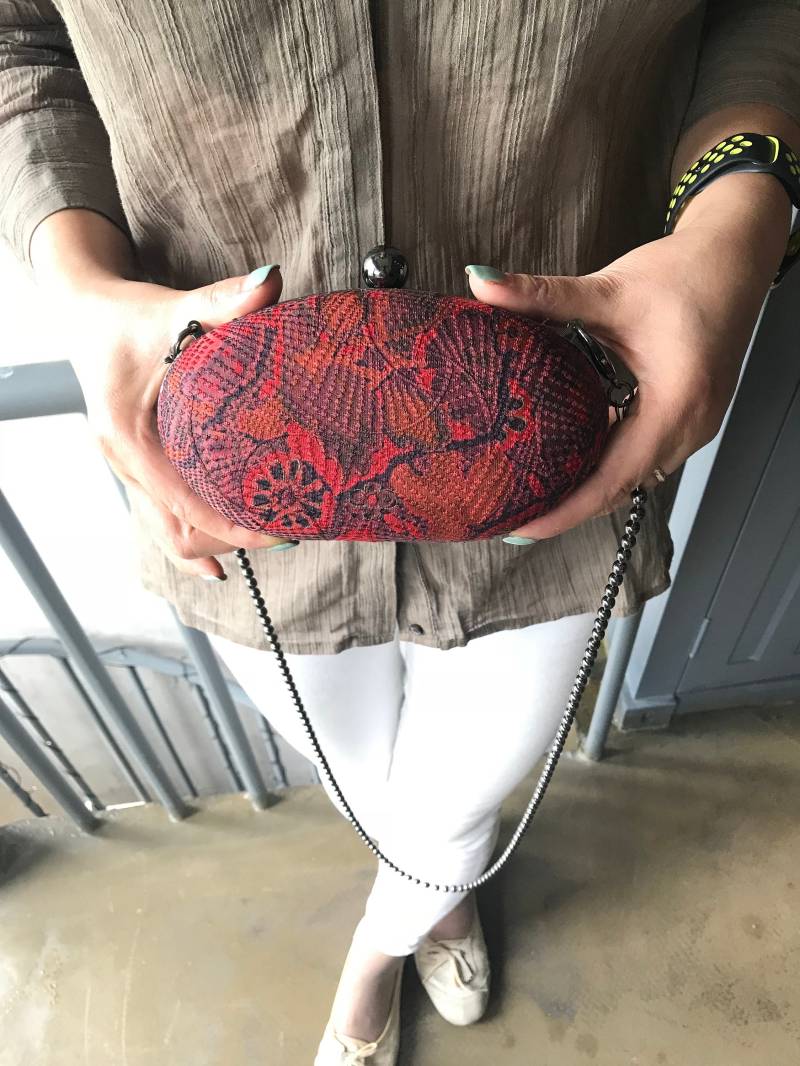 Kimono Seide Clutch Geldbörse Burgunder Stoff, Metallkettenriemen Kimono Seide Clutch Geldbörse Burgunder Stoff, Metallkettenriemen von indigokitchen