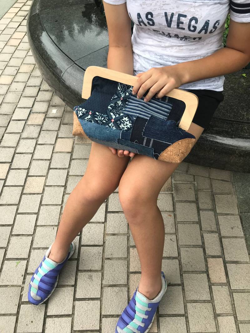 Patchwork Denim Clutch Upcycling Hobo Bag Mit Holzgriff Patchwork Denim Clutch Upcycling Hobo Bag Mit Holzgriff von indigokitchen
