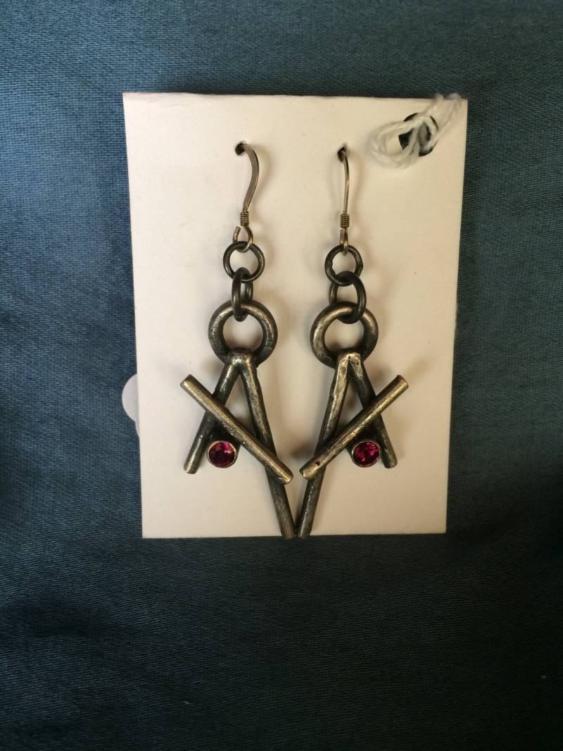 Cast Dreieckige Ohrringe Mit Granat von indljewelry