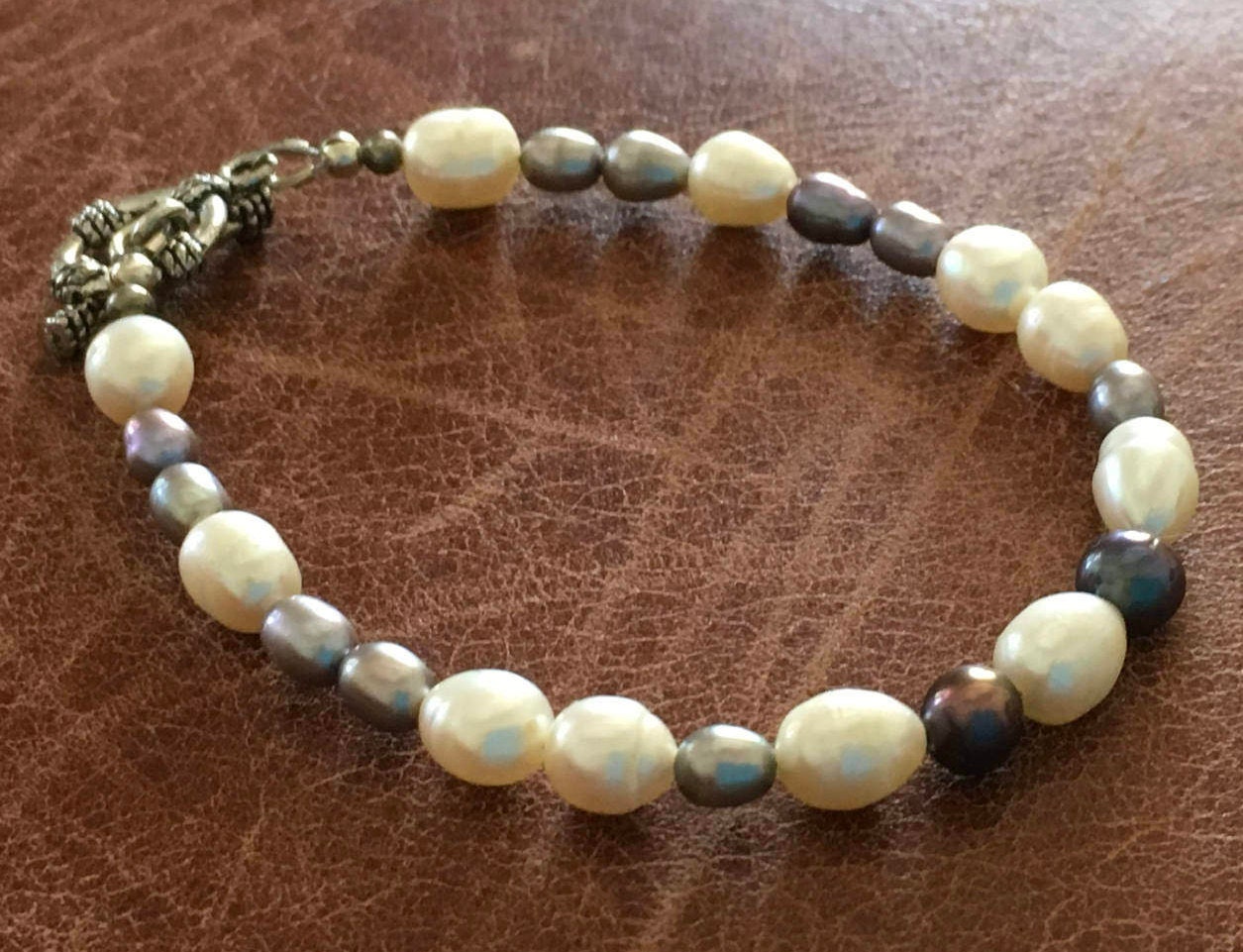 Graue Und Weiße Kultivierte Birne Armband Graue Und Weiße Kultivierte Birne Armband von indljewelry