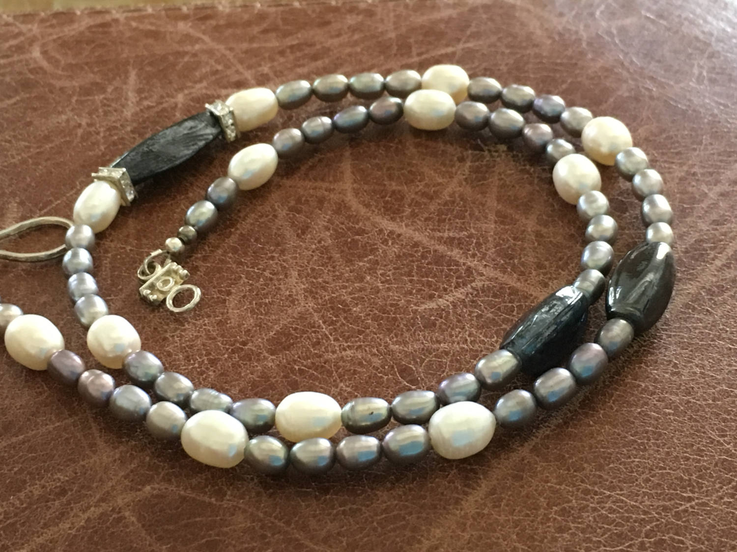 Graue Und Weiße Kultivierte Perle Halskette Graue Und Weiße Kultivierte Perle Halskette von indljewelry