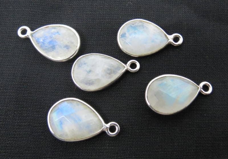 4 Stück 925 Sterling Silber Edelstein Verbinder Ohrring Regenbogen Mondstein Anhänger Rhodiniert 4 Stück 925 Sterling Silber Edelstein Verbinder Ohrring Regenbogen Mondstein Anhänger Rhodiniert von indokraft