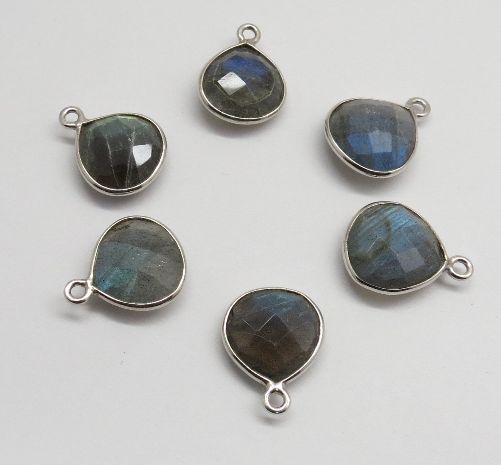 4 Stück 925 Sterling Silber Stecker Ohrring, Natürliche Labradorit Edelstein Anhänger Rhodiniert 4 Stück 925 Sterling Silber Stecker Ohrring, Natürliche Labradorit Edelstein Anhänger Rhodiniert von indokraft