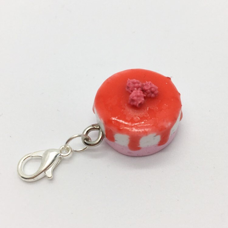 Anhänger in Fimo Käsekuchen Teig Realist Mit Himbeeren von inesmarket