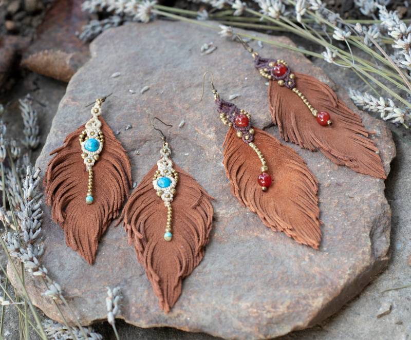 Braune Lederohrringe, Feder Makramee Ohrringe, Stammesschmuck von inespu