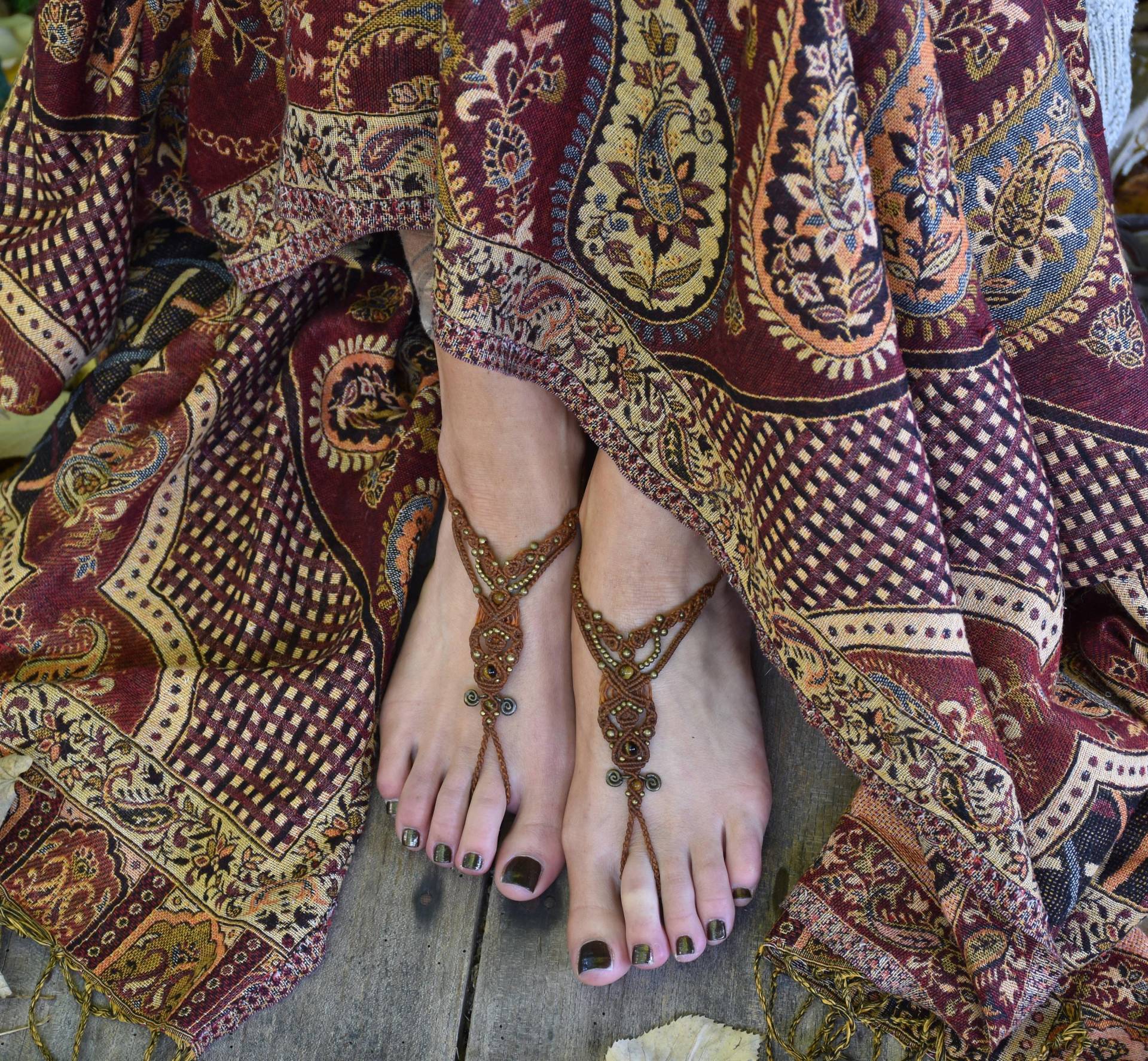 Braune Makramee Barfuß Sandalen, Tigerauge, Messing Fuß Schmuck von inespu