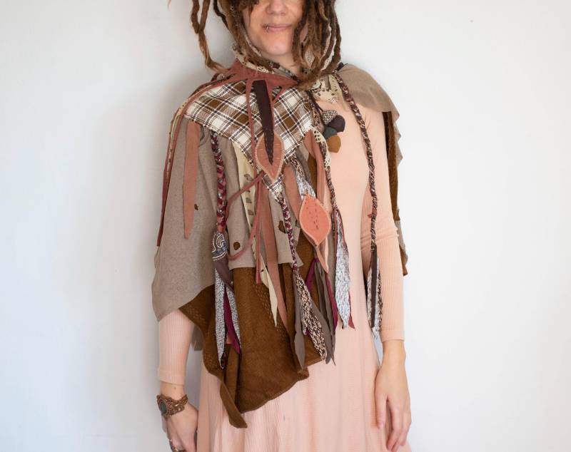 Brauner Zerschlissener Waldelfen-Umhang Mit Eicheln, Handbestickter Umhang von inespu