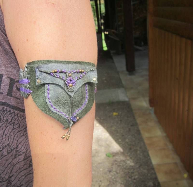 Grün Leder Armbandtasche, Makramee Psy Trance Schmuck von inespu