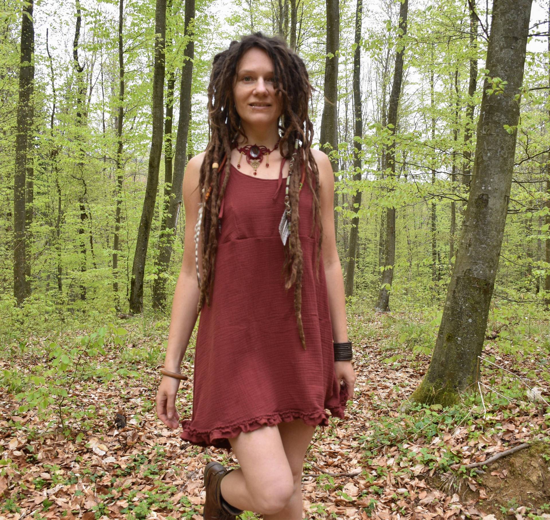 Rote Gaze Baumwolle Sommerkleid, Rüschen Saum, Boho Festival Stil von inespu