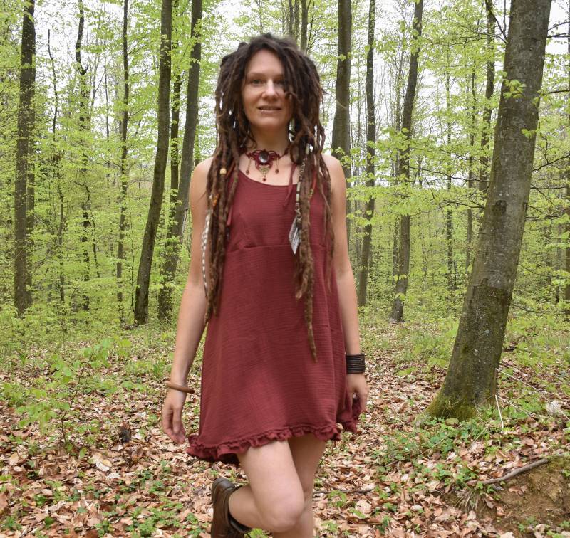 Rote Gaze Baumwolle Sommerkleid, Rüschen Saum, Boho Festival Stil von inespu