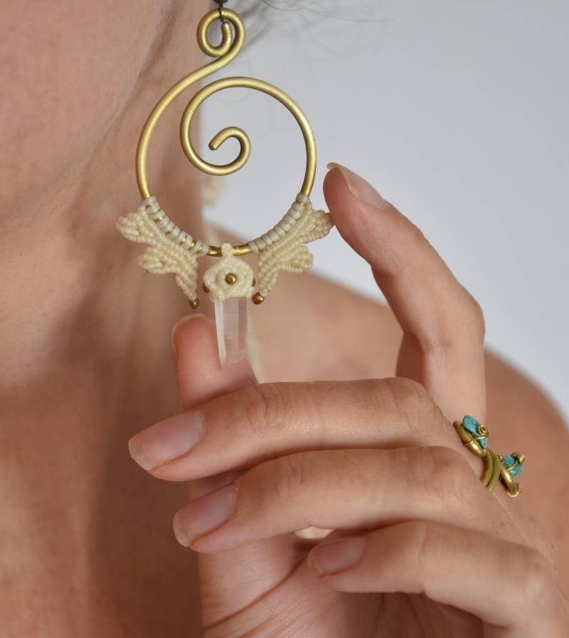 Weiße Boho Bergkristall Ohrringe, Messing Spiral Kristall Makramee Boho Schmuck von inespu