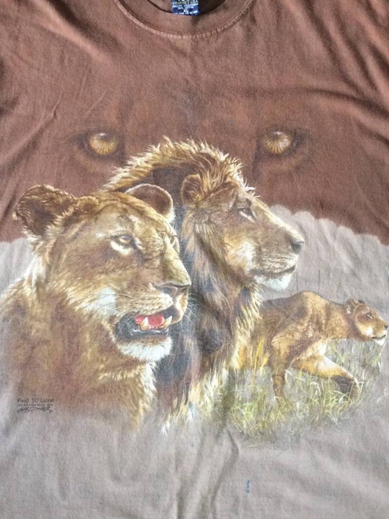 Tier Drucken T Shirt "10 Löwen Nicht Gefunden" in Der Grafik Versteckt von inezandberyl