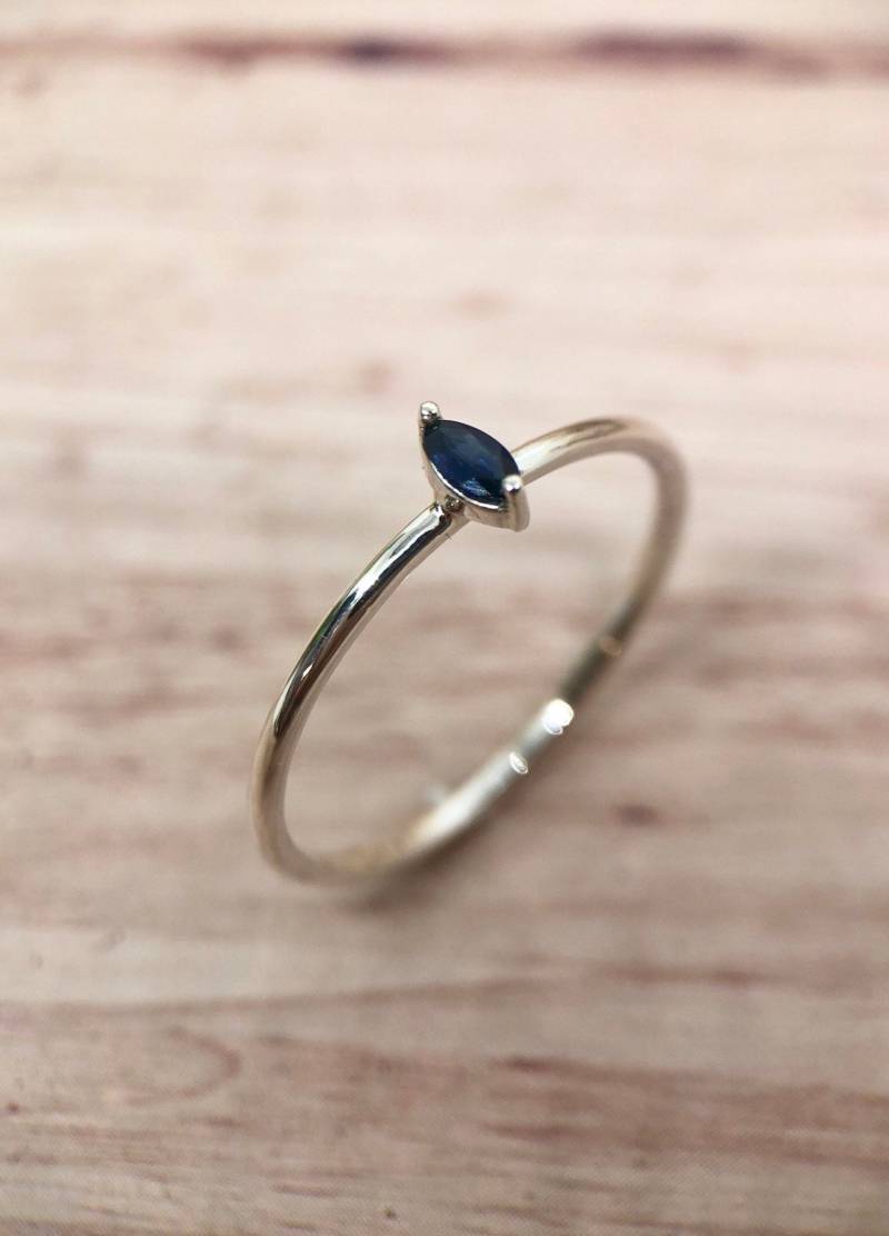 Sapphire Marquise Solitaire Ring in Silver von infinityjuwelen