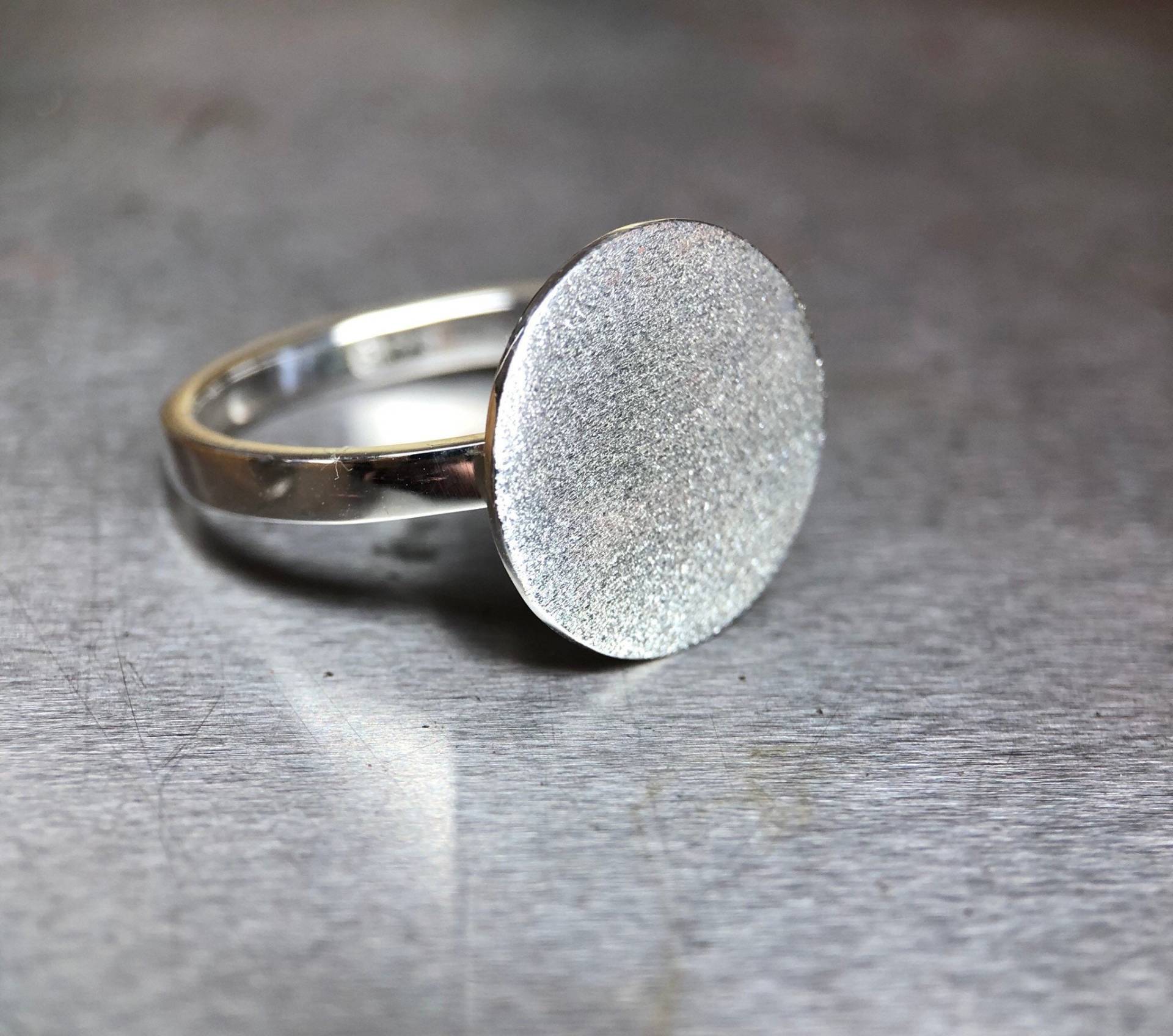 Silver Disc Ring/Disc Ring Matt Brushed Finish Minimalist von infinityjuwelen