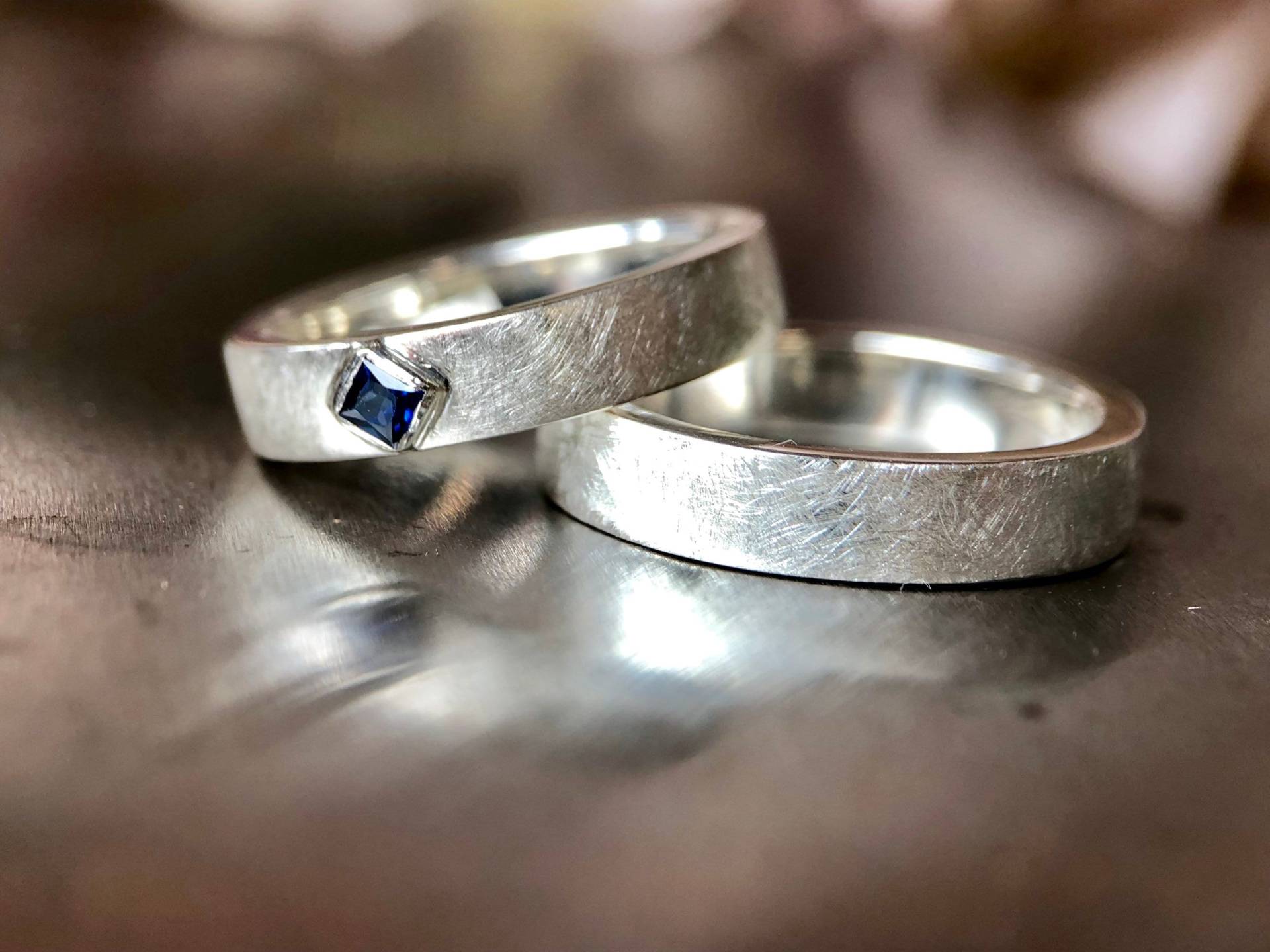 Wedding Rings Set With Sapphire Silver Brushed Finish von infinityjuwelen