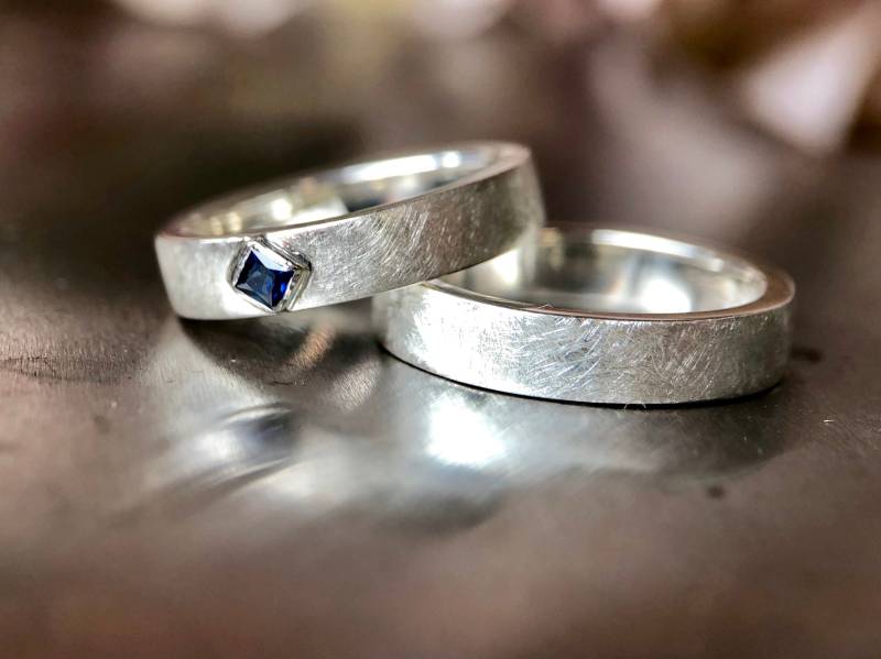Wedding Rings Set With Sapphire Silver Brushed Finish von infinityjuwelen