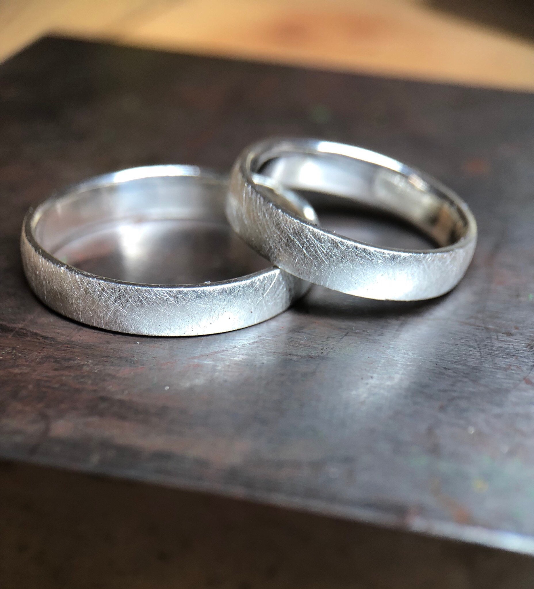 Wedding Rings Set in Silver Scratched Surface von infinityjuwelen