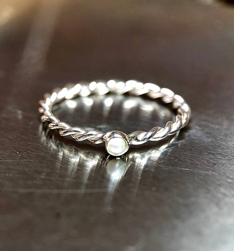 White Gold Braided Ring With Freshwater Pearl 14K Cord Stacking Engagement Solitaire von infinityjuwelen
